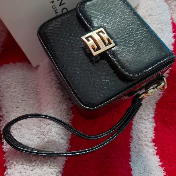 [BUNJANG] Givenchy Patent Pouch with Gold Logo / 지방시 팩트 파우치