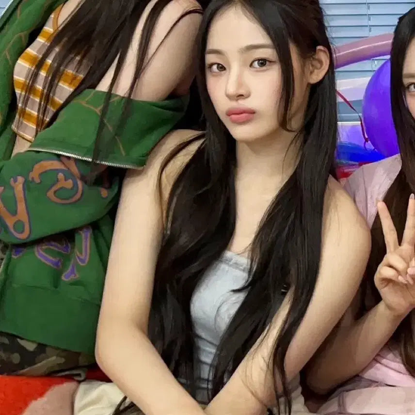 [BUNJANG] NewJeans Minji Yuse Tank Top / 뉴진스 민지 유즈 yuse 탑 탱크탑