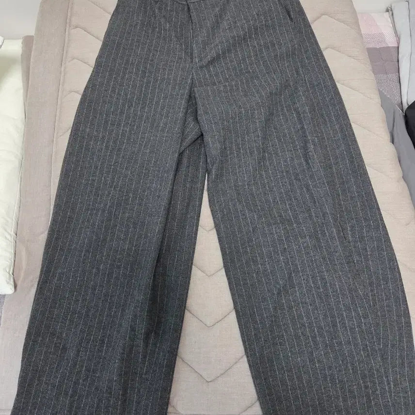 [BUNJANG] Haechingroom Wide Curve Trousers Stripe Charcoal / (4)해칭룸 와이드커브 트라우저 스트라이프 차콜