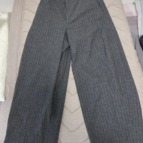 [BUNJANG] Haechingroom Wide Curve Trousers Stripe Charcoal / (4)해칭룸 와이드커브 트라우저 스트라이프 차콜