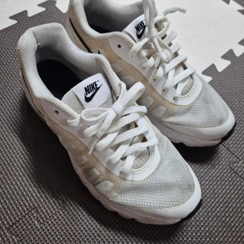 [BUNJANG] Nike Air Max Invigor Sneakers / [세탁완료]나이키 에어맥스 인비고 운동화 260