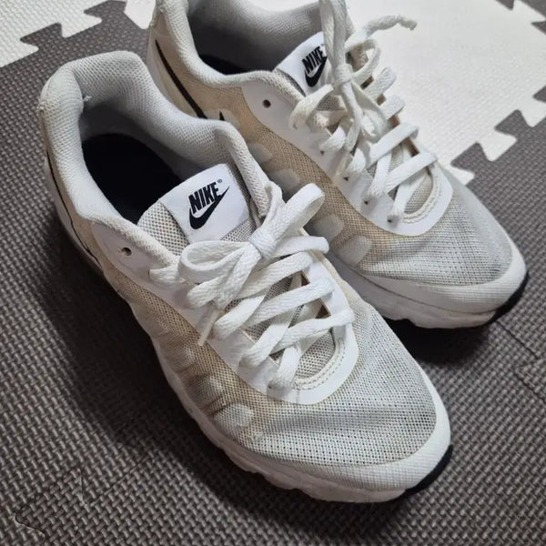 [BUNJANG] Nike Air Max Invigor Sneakers / [세탁완료]나이키 에어맥스 인비고 운동화 260