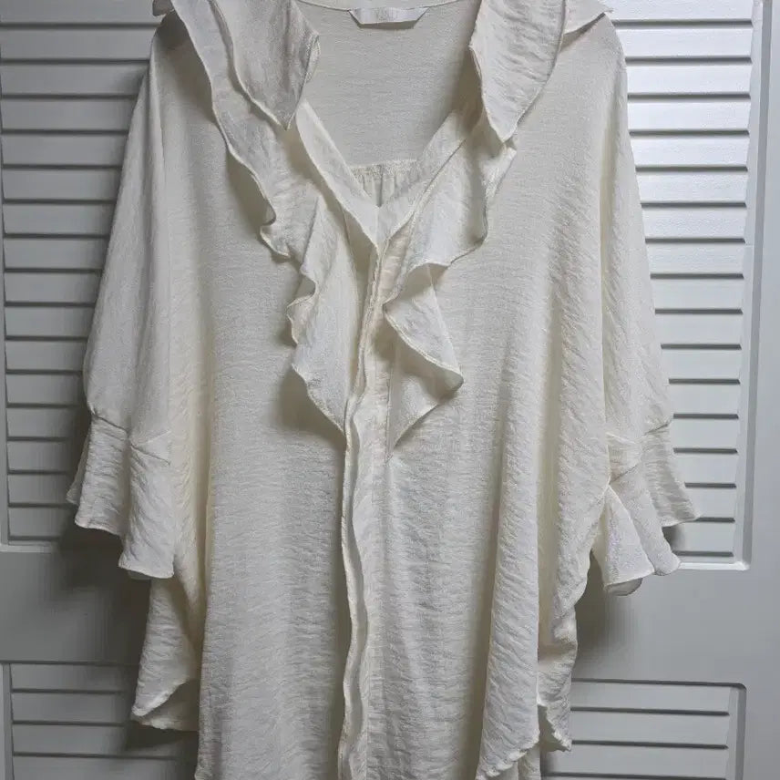 [BUNJANG] Ivory Frill Neck Blouse / 아이보리 프릴 넥 블라우스
