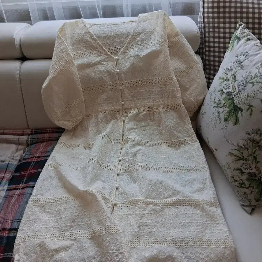 [BUNJANG] Embroidered Ivory Dress / 자수원단 아이보리 원피스