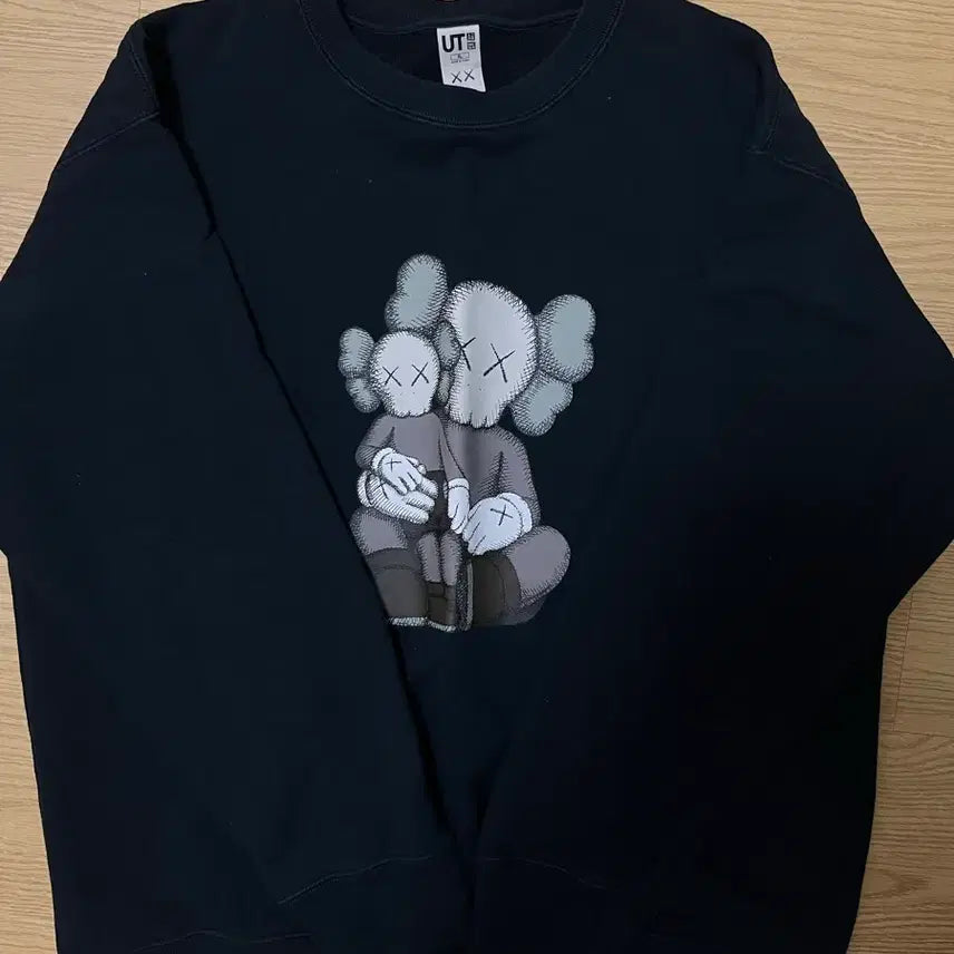 [BUNJANG] Uniqlo KAWS Sweatshirt Black / UT KAWS 맨투맨 블랙