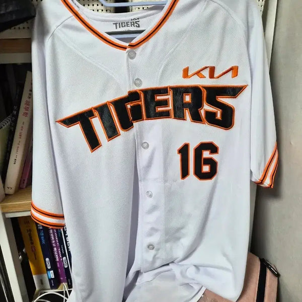 [BUNJANG] Kia Tigers Legend Uniform Yoon Do-hyun (No. 16) / 기아 타이거즈 레전드 유니폼 홈윤도현 16