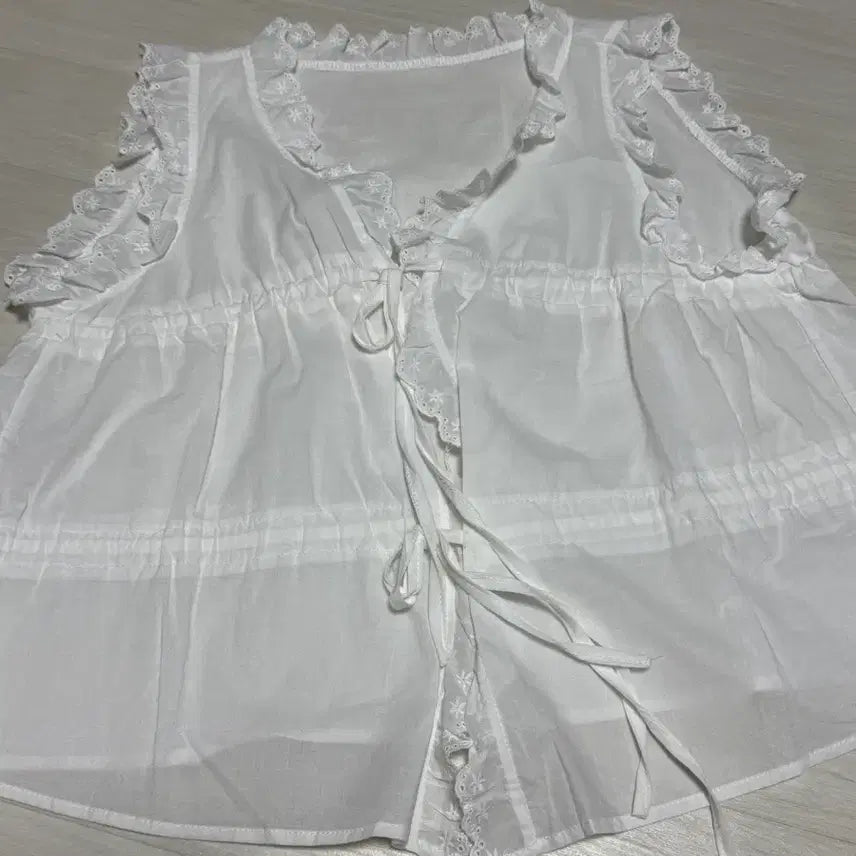 [BUNJANG] Black Frill Sleeveless Blouse / 블랙 프릴 민소매 블라우스