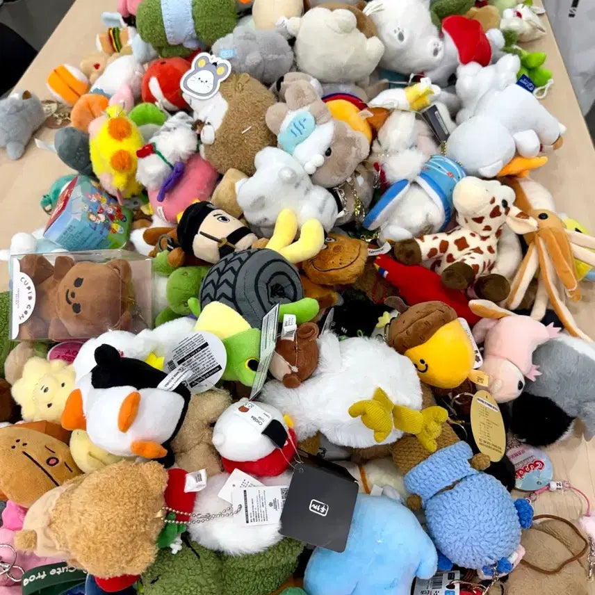 [BUNJANG] Bulk Lot of Small Prize Machine Keychains / [700개 이상] 인형뽑기 키링 소형인형 모음 열쇠가방고리인형 대량 일괄 떨이 처분