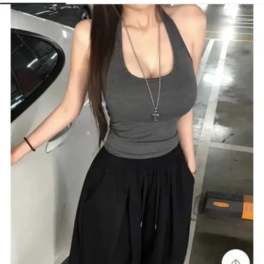 [BUNJANG] Essel Halterneck Tank Top with Built-in Cups (Removable) / 에이블리 에쎌 홀터넥 나시 볼륨캡내장(탈착가능) 새상품