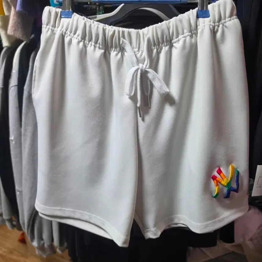 [BUNJANG] MLB New York Yankees Rainbow Logo Shorts White / 뉴욕 양키스 레인보우 로고 반바지 화이트