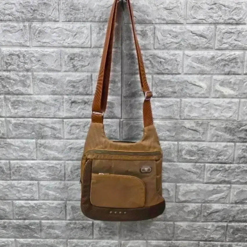[BUNJANG] Tumi Khaki Brown Nylon Crossbody Bag (Size 30*28) / 정품 투미(Tumi) 브랜드의 카키 브라운 컬러 나일론 소재 크로스백 사이즈 30*28