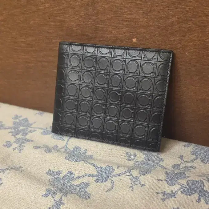 [BUNJANG] Ferragamo Gancini Logo Bifold Wallet Black / 정품 페라가모 간치니 로고 반지갑 블랙