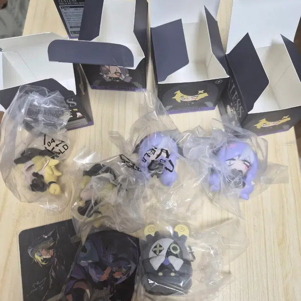 [BUNJANG] The Venti Genzone Figure Bundle Set Photocard Vivian Hugo Robin / 더벤티 젠존제 피규어 포카 일괄 비비안 휴고 로빈