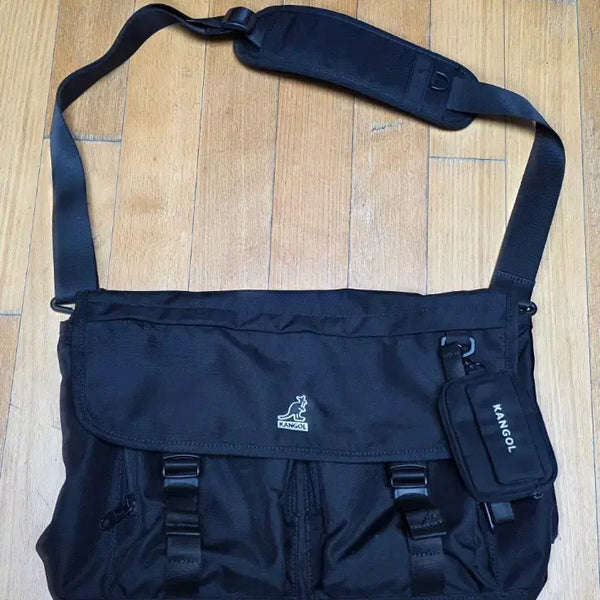 [BUNJANG] Kangol Messenger Bag / 캉골 메신저백