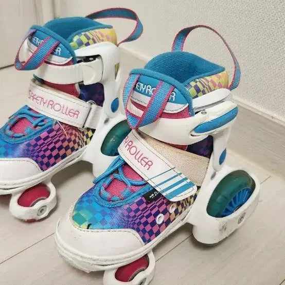 [BUNJANG] Safety Kids Roller Skates (160-180mm) with Free Mini Mouse Water Gun Backpack / [중고제품]세이프티 어린이 아동 롤러스케이트 safety 흰색,사이즈 160-180mm 4천원, 구입 시 중고 미니마우스 배낭 물총 무료 나눔