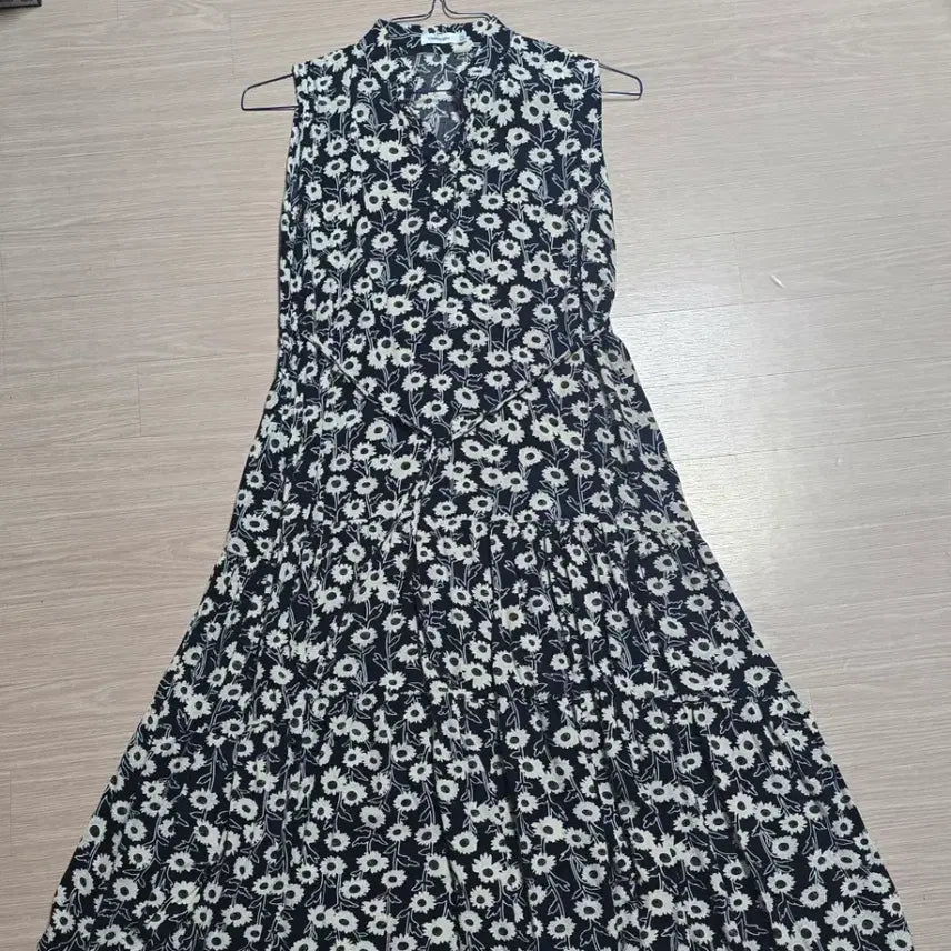 [BUNJANG] Valleygirl Tiered Floral Pattern Sleeveless Long Dress One Size / 밸리걸 민소매 티어드 롱 꽃 원피스 Valleygirl 원사이즈 플라워 패턴