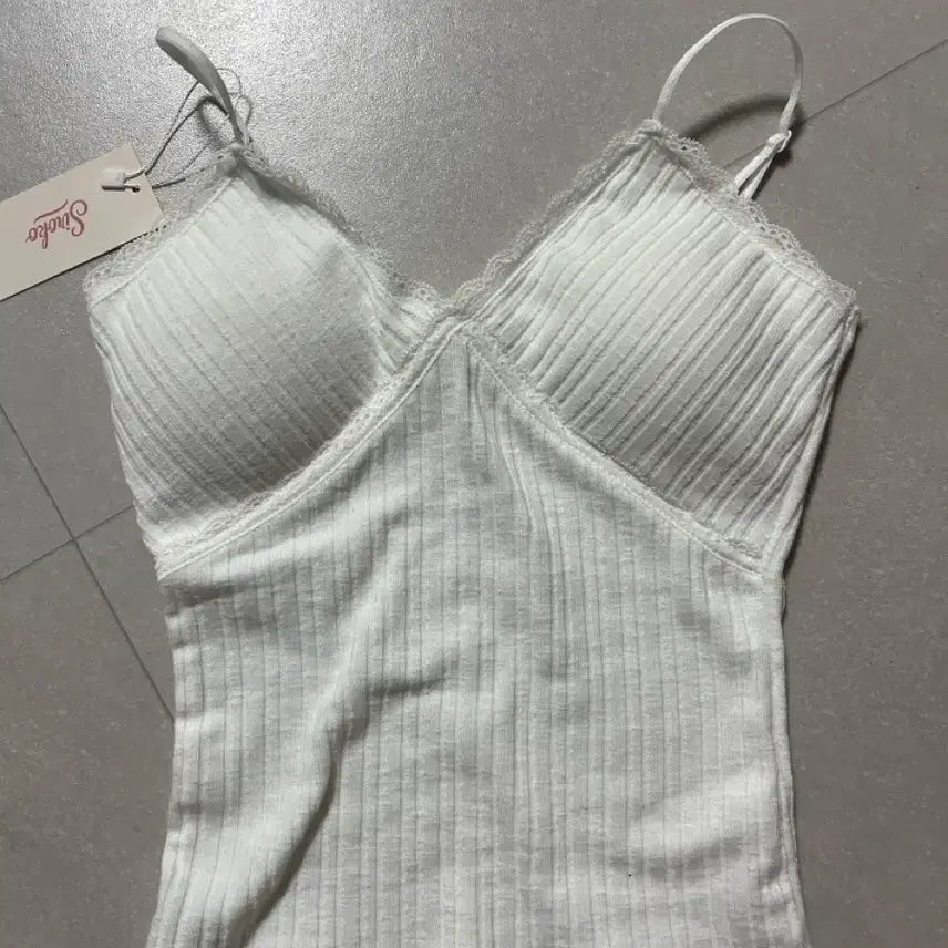 [BUNJANG] Ablley Built-in Bra Lace Camisole (White, Free Size) / 새상품 에이블리 캡내장 레이스 끈 나시 (화이트, FREE)