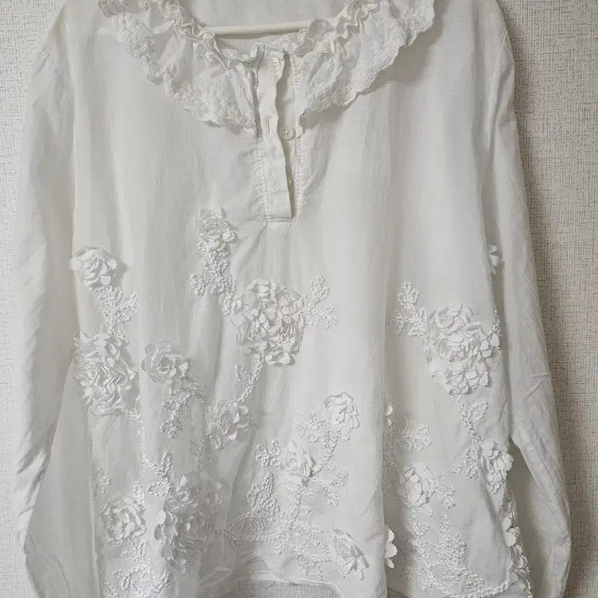 [BUNJANG] White Floral Embroidered Ruffle Cotton Blouse / 화이트 꽃 자수 프릴 면블라우스