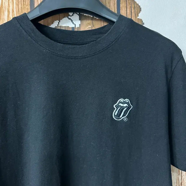 [BUNJANG] GU x The Rolling Stones Mini Tongue Logo Short Sleeve T-Shirt Black L / GU 롤링스톤즈 미니 텅 로고 반팔 티셔츠 블랙 L