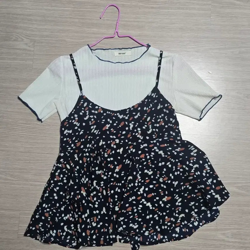 [BUNJANG] BOX PLACE Black Flower Pattern Bustier Layered Sleeveless Blouse White Short Sleeve T-shirt / BOX PLACE 블랙 플라워 패턴 뷔스티에 레이어드 나시 블라우스 화이트 반팔 티셔츠 박스 플레이스
