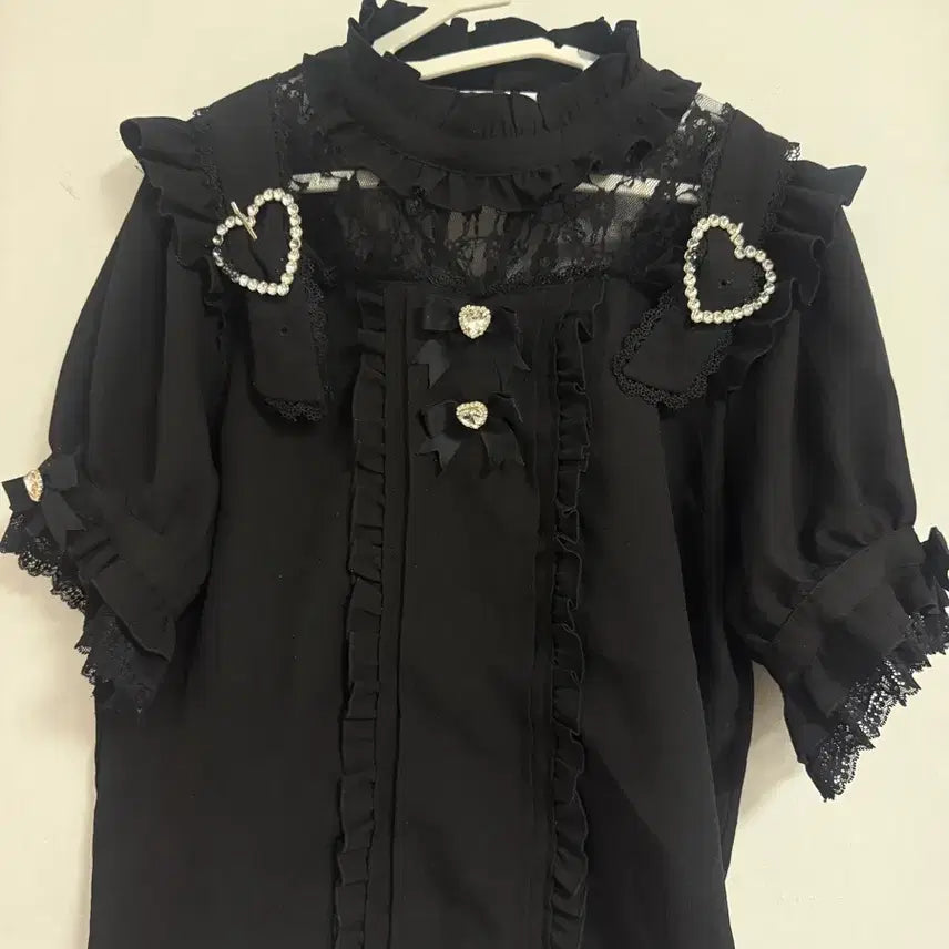 [BUNJANG] Dear My Love Heart Jewel Lace Short Sleeve Blouse / 디어마이러브 디마럽 하트 비쥬 레이스 반팔 블라우스(리즈리사 마즈 시허니 로지타 양산형 지뢰계 서브컬쳐 딤모아르 레플렘 고스로리 고딕 로리타 하라주쿠)