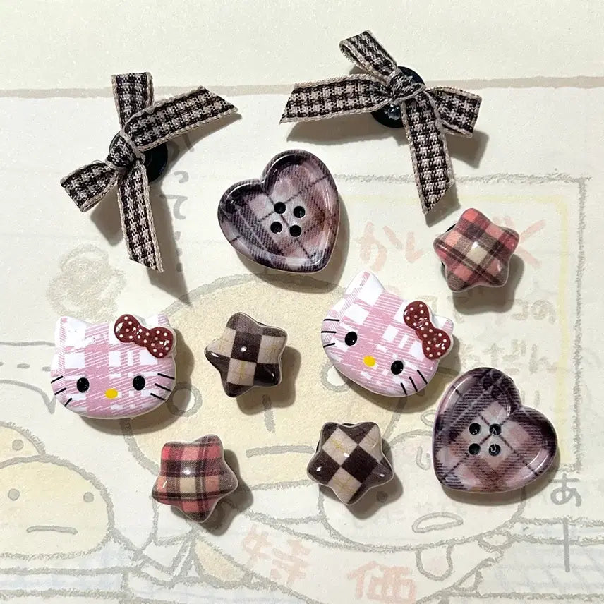 [BUNJANG] Hello Kitty Check Shoe Charms Set (10pcs) - Ribbon & Heart Design / 새상품 키티 체크 신발파츠 세트 10pcs 신발 꾸미기 리본 하트