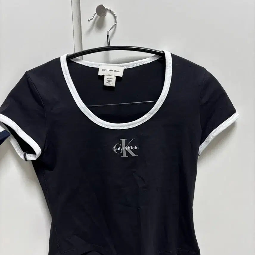 [BUNJANG] Calvin Klein Jeans Women's Mono Logo Scoop Neck Baby T-Shirt / 캘빈클라인진 여성 모노로고 스쿱 베이비 반팔 티셔츠