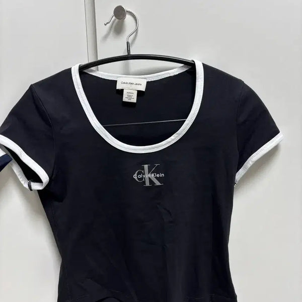 [BUNJANG] Calvin Klein Jeans Women's Mono Logo Scoop Neck Baby T-Shirt / 캘빈클라인진 여성 모노로고 스쿱 베이비 반팔 티셔츠
