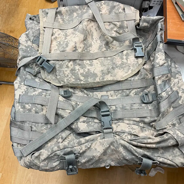 [BUNJANG] US Army MOLLE II ACU Large Field Pack Backpack - Main Bag Only (Used, B-Grade, Fabric Hole Damage) / ACU본체만20. 미군 정품 MOLLE II ACU 대형 배낭 본체만 (원단구멍 하자 중고 B급)