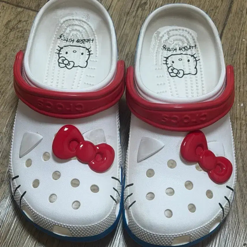 [BUNJANG] Hello Kitty Crocs Clogs US 7 / 헬로키티 크록스 클로그 250