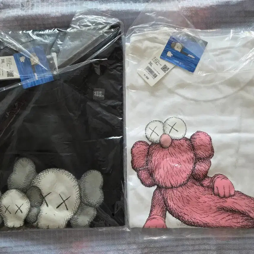 [BUNJANG] Uniqlo x KAWS Collaboration T-Shirt Bundle (XL) / 일본 유니클로 카우스 3xl 2장 일괄 판매합니다.