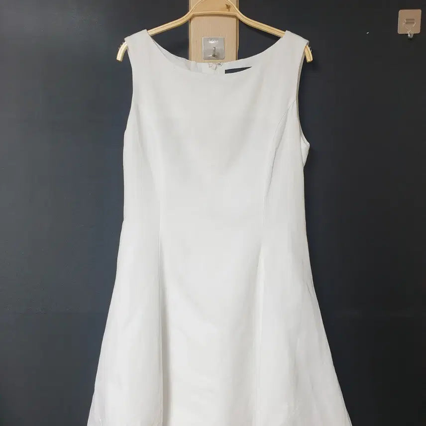 [BUNJANG] Women's Sleeveless Flare Dress - White / 진짜만원 엘J 민소매 플레어원피스 화이트1
