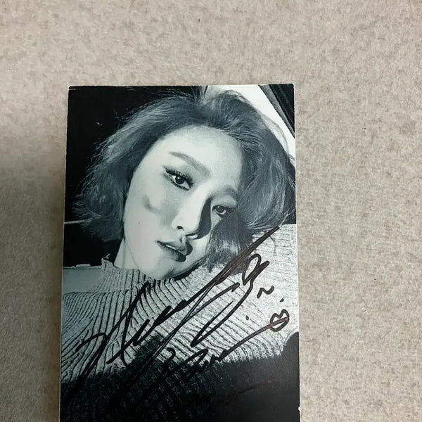 [BUNJANG] Hwasa (MAMAMOO) Autographed Photocard / 마마무 화사 친필싸인 포토