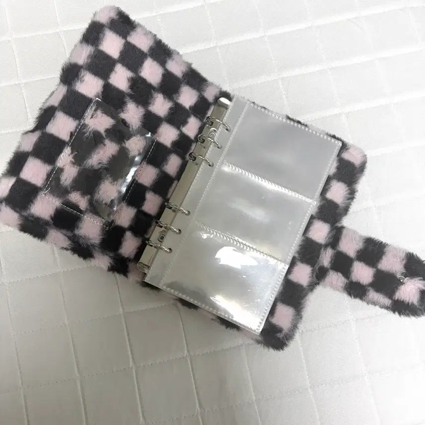 [BUNJANG] Checkered Pattern Fur 3-Ring Photocard Binder (Includes Sleeves) / 체크무늬 털 3공 포카 바인더 (속지 포함)
