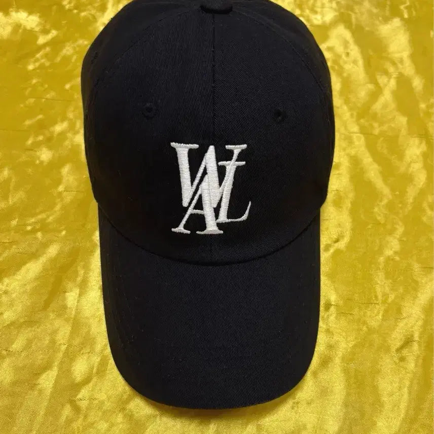 [BUNJANG] Wooalong Signature Logo Black Ball Cap / 우알롱 시그니처 로고 블랙 볼캡 모자