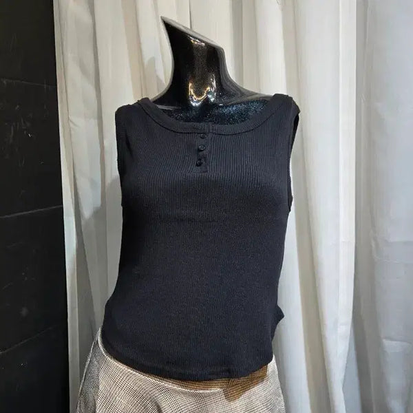 [BUNJANG] Ribbed Black Sleeveless Tank Top with Front Button Detail / 밑단유 앞단추 골지 블랙 나시
