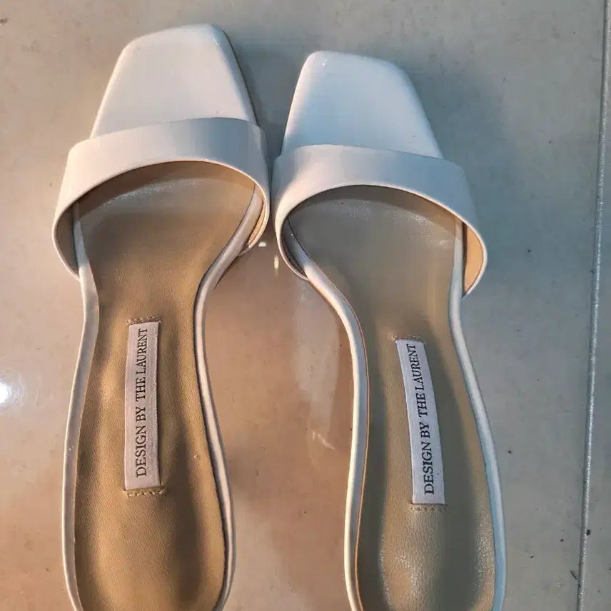 [BUNJANG] The Lourans White Enamel Mules Sandals / 더로랑 캘리 뮬 화이트 애나멜 샌들 225