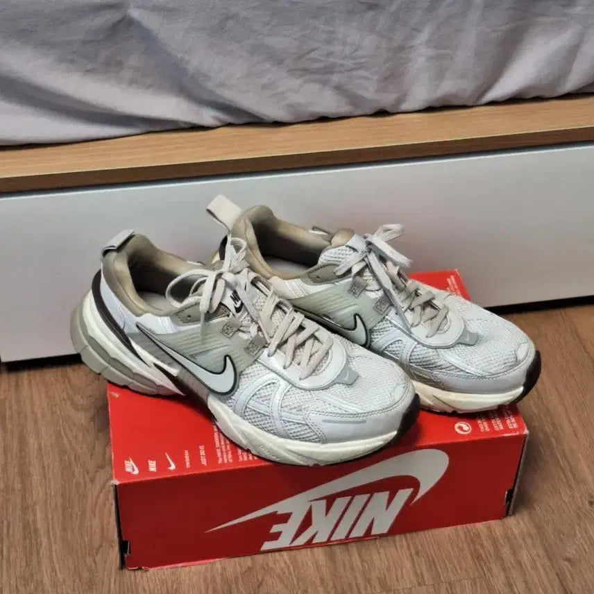 [BUNJANG] Nike Women's V2K Run Sneakers (FD0736-103) / [270]나이키 우먼 V2K 런 운동화(FD0736-103)