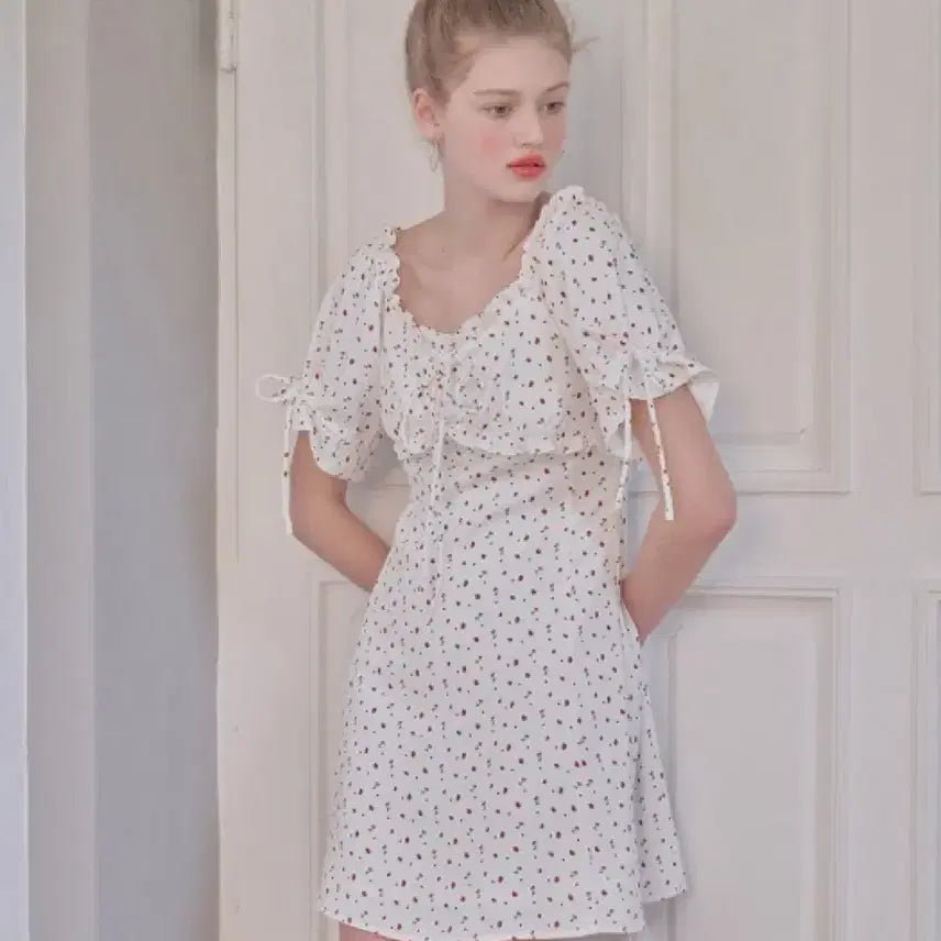 [BUNJANG] Margarin Fingers Strawberry One-Piece Dress (Irene Worn) / 마가린핑거스 스트로베리 원피스 아이린 착용