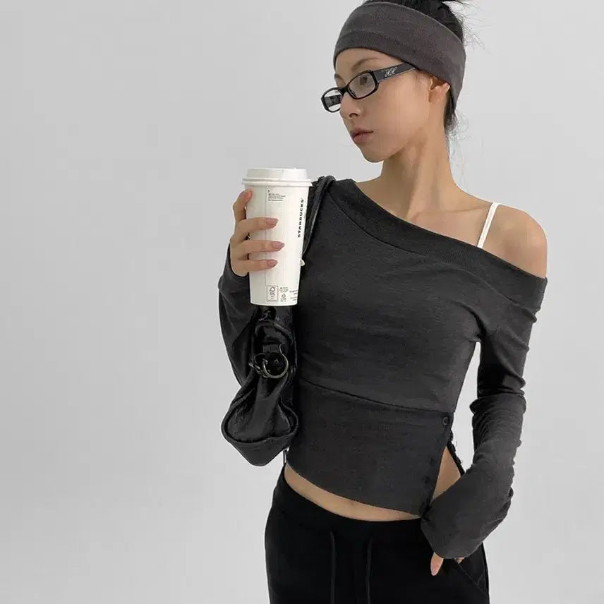 [BUNJANG] Blackup Whatku Slit Button Asymmetrical Off-Shoulder Black Zigzag Long Sleeve Top / 블랙업 왓쿠 슬릿 버튼 언발 오프숄더 블랙 지그재그 에이블리 긴팔티 원숄더