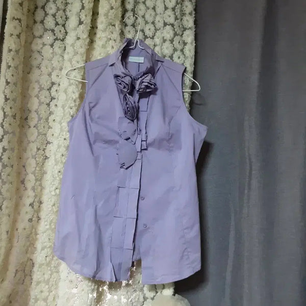 [BUNJANG] Lavender Sleeveless Blouse with Flower Embellishment / 연보라색 민소매 블라우스