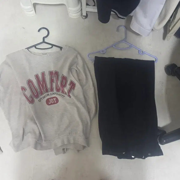 [BUNJANG] Oatmeal Sweatshirt + Black Pants Set / 오트밀 색상 맨투맨 + 블랙 팬츠