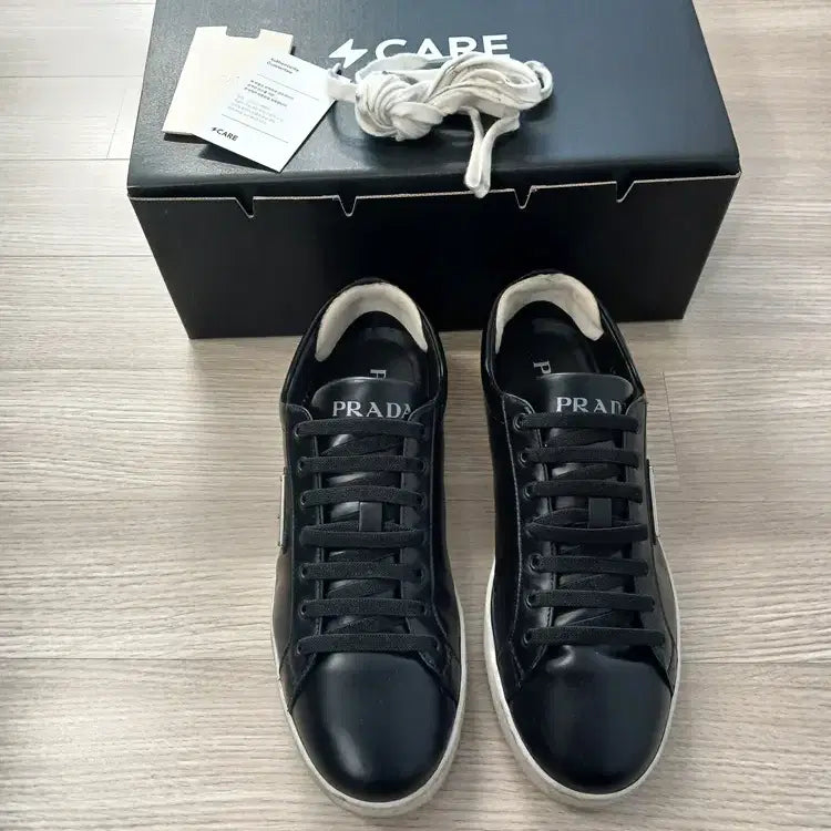 [BUNJANG] Prada Black Leather Sneakers with Triangular Metal Plate (US 8.5 / Approx. 265mm) / PRADA 프라다 검정 가죽 스니커즈 삼각금속 플레이트 운동화 중고 약265정도