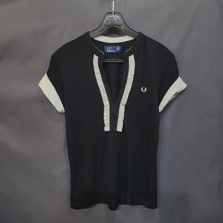 [BUNJANG] Fred Perry Embroidered Logo V-Neck T-Shirt / FRED PERRY 프레드페리 자수로고 셔츠