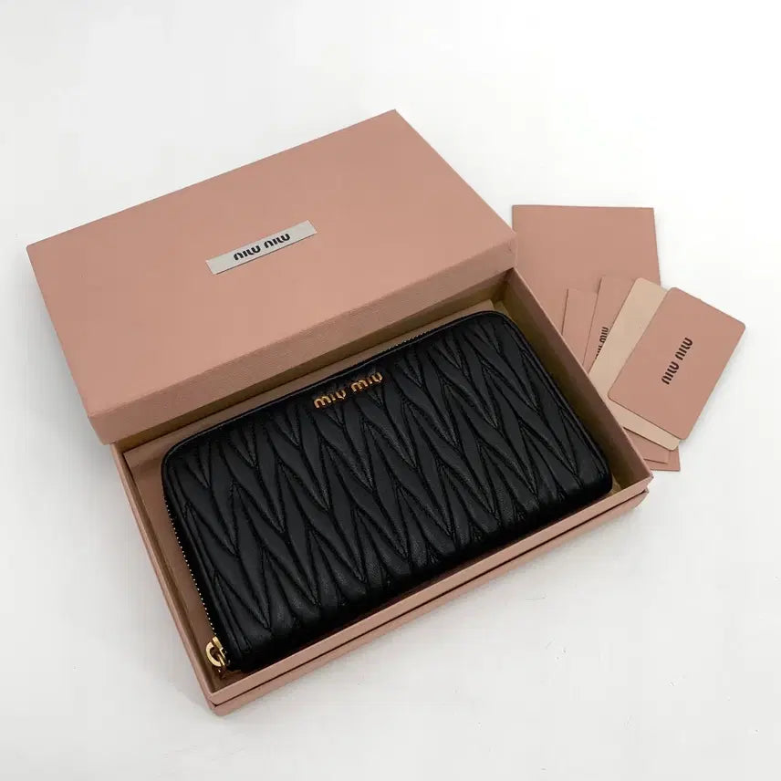 [BUNJANG] Miu Miu Matelassé Zip Around Long Wallet / [백화점구매] 미우미우 마테라쎄 금장 지퍼돌이 장지갑