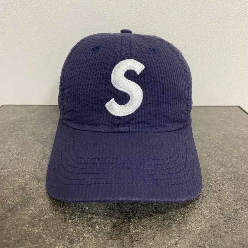 [BUNJANG] Supreme S Logo Seersucker Cap Navy (One Size) / 슈프림 S로고 볼캡 모자 24SS 시어서커 네이비 (One Size)