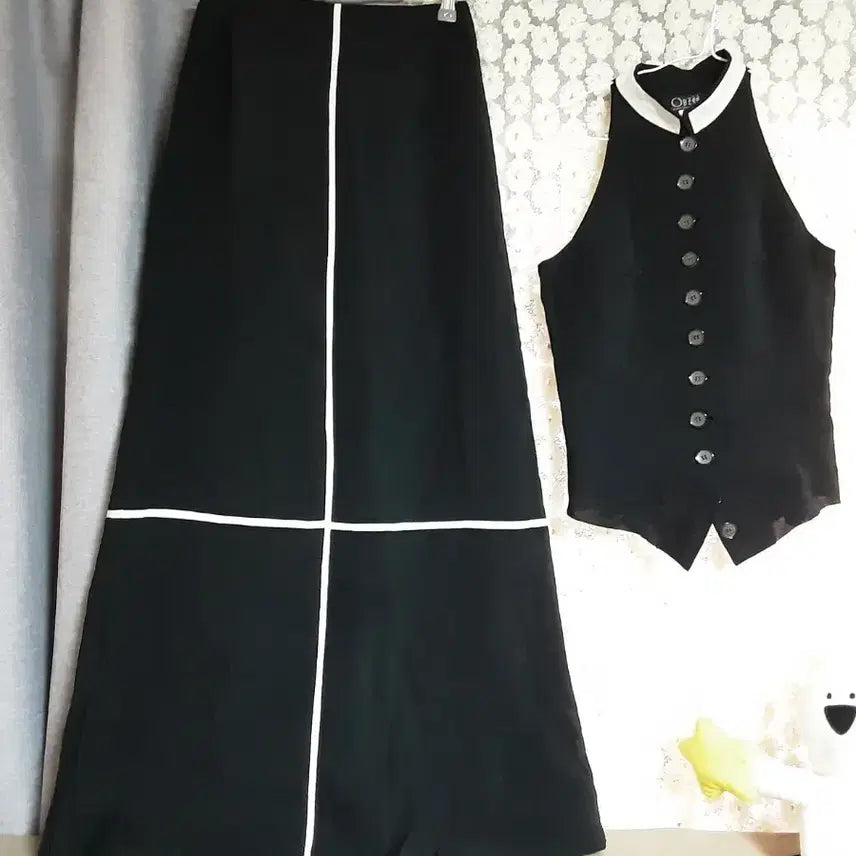 [BUNJANG] Objet Black Color-Block Skirt Set / 오브제 블랙 배색 스커트 세트