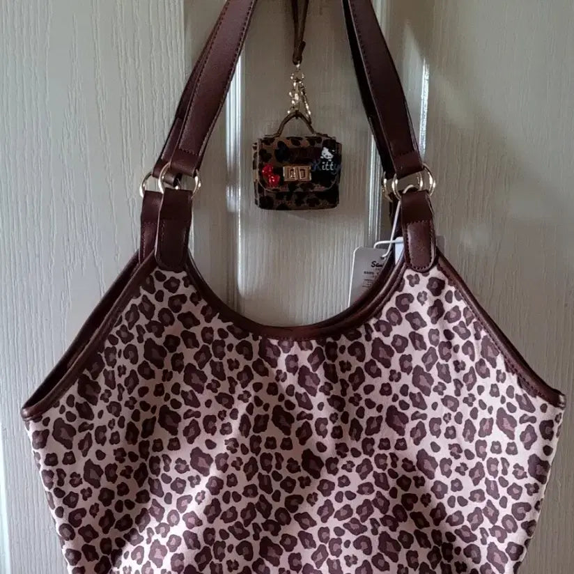 [BUNJANG] Sanrio Hello Kitty Leopard Shoulder Bag with Keychain Bag Set / 산리오 정품 헬로키티 레오파드 숄더백 +레오파드 키링백(새상품)