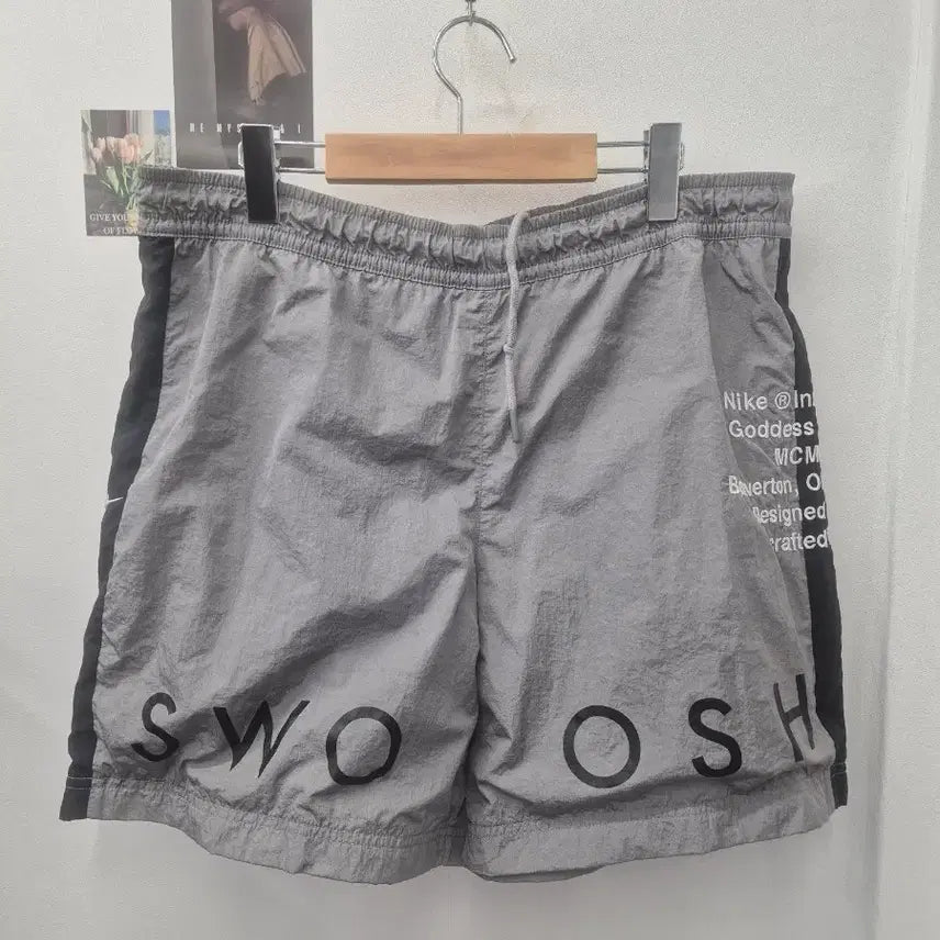 [BUNJANG] Nike Swoosh Woven Shorts Size L / 나이키 스우시 우븐 반바지 L 사이즈예요사이즈 실측 허리 34~36. 총장 44cm나이키 인터내셔널 라인으로 나온 제품이고요나일론 100% 소재로 가볍고 시원하게 입기 좋아요