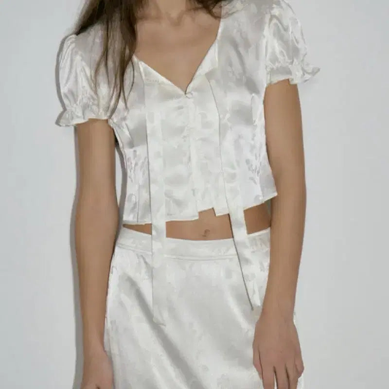 [BUNJANG] Overdue Flare Jacquard Crop Blouse / (새제품) 오버듀플레어 자카드 크롭 블라우스